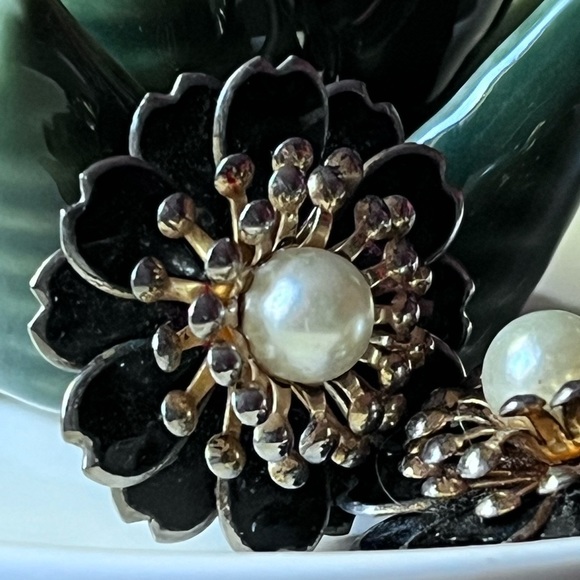 Black Floral Faux Pearl Clip-on Earrings - Picture 4 of 7